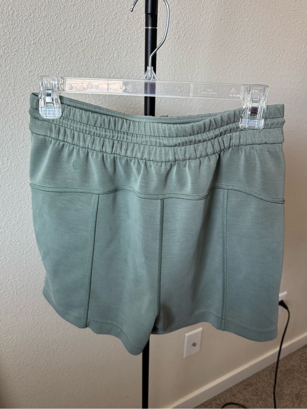 Lululemon Softstreme Women’s Green Shorts - Picture 3 of 5